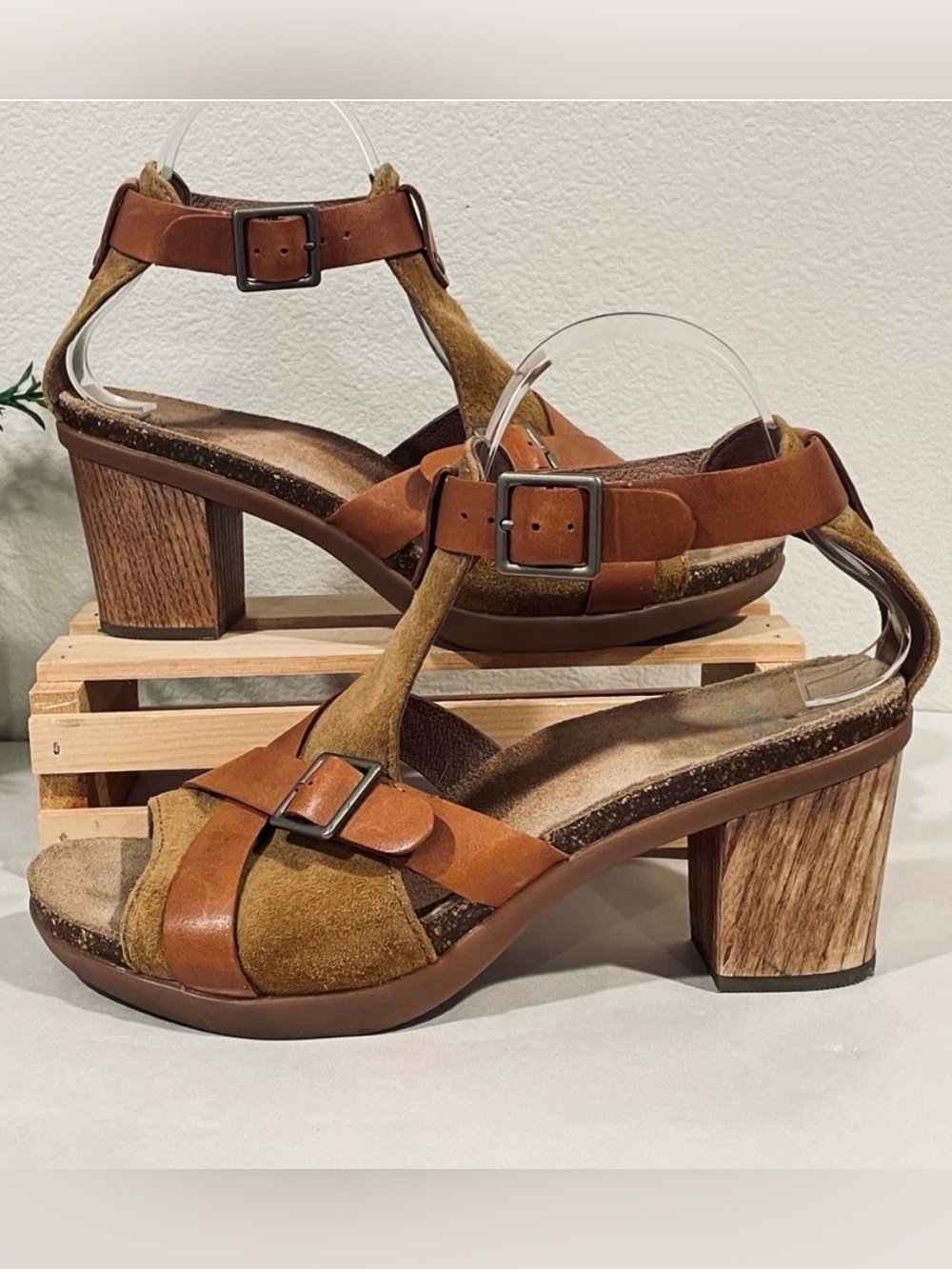 Dansko Brown & Tan Leather Sandals Chunky Wood Heel T-Strap Buckle Closure | EUC